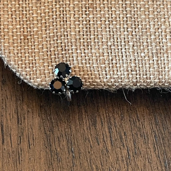 Vtg Black round silver prong set clip on earrings - Picture 2 of 4